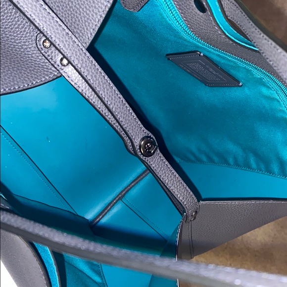 I am selling a big coach bag - Picture 7 of 7